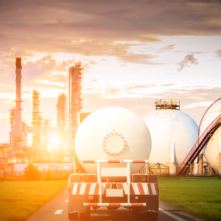 Ilustrare de portofoliu cu graficul randamentelor și simboluri de energie
